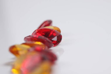 Güzel renkteki kristal elması yakından çek - mücevher boncukları gibi. 