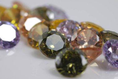 Güzel renkteki kristal elması yakından çek - mücevher boncukları gibi. 