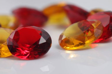 Güzel renkteki kristal elması yakından çek - mücevher boncukları gibi. 