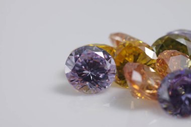 Güzel renkteki kristal elması yakından çek - mücevher boncukları gibi. 