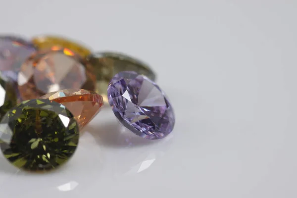 보석을 아름다운 색깔의 다이아몬드같은 구슬을 가까이 — 스톡 사진