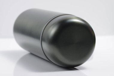 Beyaz izole arkaplanda metalik siyah yalıtımlı taklacı