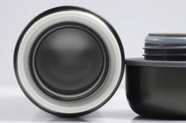 Beyaz izole arkaplanda metalik siyah yalıtımlı taklacı