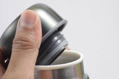 Beyaz izole arkaplanda metalik siyah yalıtımlı taklacı