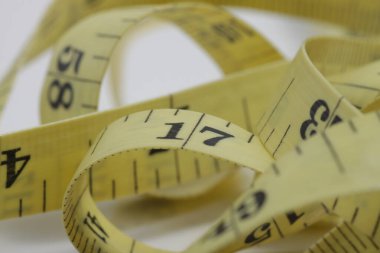 Beyaz arkaplanda izole edilmiş ölçü bandının yakın çekim görüntüsü