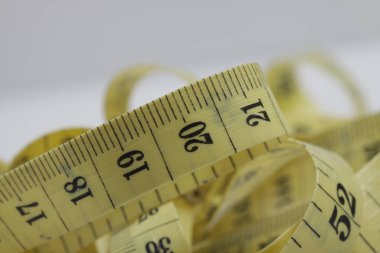 Beyaz arkaplanda izole edilmiş ölçü bandının yakın çekim görüntüsü