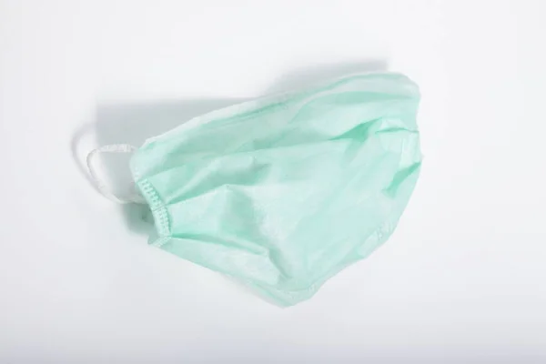 Groen Medisch Masker Geïsoleerd Witte Achtergrond — Stockfoto