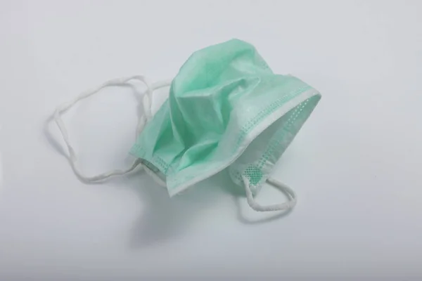 Beyaz Arkaplanda Yeşil Tıbbi Maske Izole Edildi — Stok fotoğraf