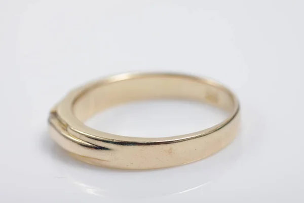 Macro Shot Van Gouden Ring Sieraden Een Geïsoleerde Achtergrond — Stockfoto