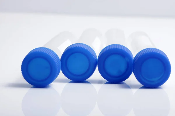Κοντινό Πλάνο Άδειου Πλαστικού Δοκιμαστικού Σωλήνα Μπλε Καπάκι Για Ιατρική — Φωτογραφία Αρχείου