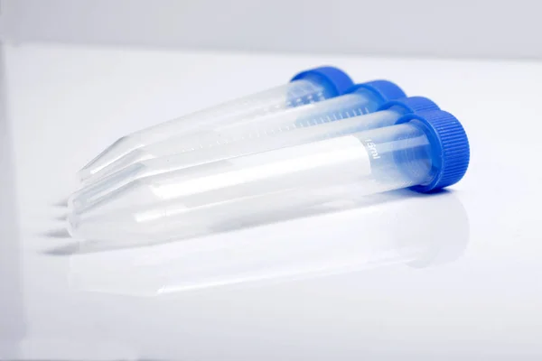 Κοντινό Πλάνο Άδειου Πλαστικού Δοκιμαστικού Σωλήνα Μπλε Καπάκι Για Ιατρική — Φωτογραφία Αρχείου