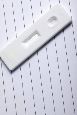 Tıbbi tarama amacıyla kullanılan beyaz hızlı test kasetinin yakın çekim görüntüsü 