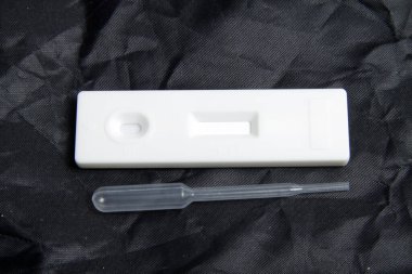 Tıbbi tarama amacıyla kullanılan beyaz hızlı test kasetinin yakın çekim görüntüsü 