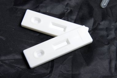 Tıbbi tarama amacıyla kullanılan beyaz hızlı test kasetinin yakın çekim görüntüsü 