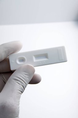 Tıbbi tarama amacıyla kullanılan beyaz hızlı test kasetinin yakın çekim görüntüsü 