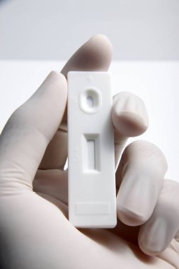 Tıbbi tarama amacıyla kullanılan beyaz hızlı test kasetinin yakın çekim görüntüsü 