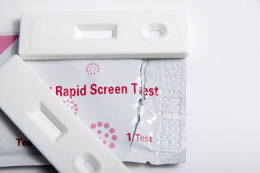 Tıbbi tarama amacıyla kullanılan beyaz hızlı test kasetinin yakın çekim görüntüsü 