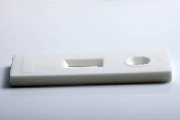 Tıbbi Tarama Amacıyla Kullanılan Beyaz Hızlı Test Kasetinin Yakın Çekim — Stok fotoğraf