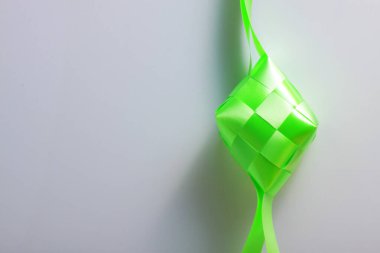 Ketupat (Endonezya ve Malay), elmas şeklindeki palmiye yaprağı kesesinde paketlenmiş pirinç hamurunun bir türüdür.,