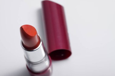 Beyaz arkaplandaki kırmızı ruju yakın plan çek