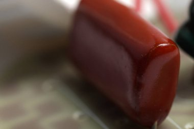 İzole edilmiş beyaz arkaplan üzerinde e27 tipi soketle LED lambanın yakın çekim görüntüsü