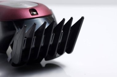 Elektrikli saç makasını yakın plan çek.