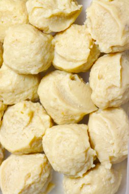 Köfteden yapılan köftelerin yakın çekim görüntüsü küçük bir topa yuvarlandı.