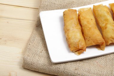 Beyaz kare tabakta bir grup köfte. Lezzetli bir yemek.