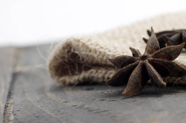 Yıldız anason ya da Illicium verum, Çin 'in kuzeydoğu Vietnam ve güneybatısında yetişen orta büyüklükte bir ağaçtır.