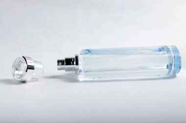 İzole edilmiş beyaz arka planda cam kristal parfüm şişesi.