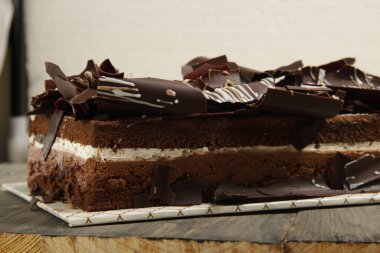 Tıraşlı kakaolu kek.