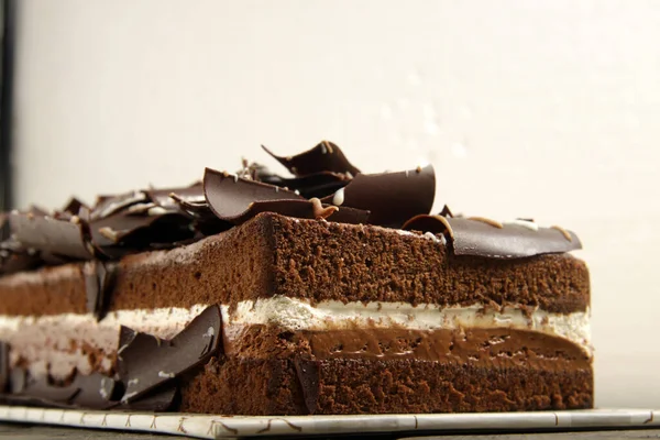 Browners Cake Met Geschoren Cocholaat Topping — Stockfoto