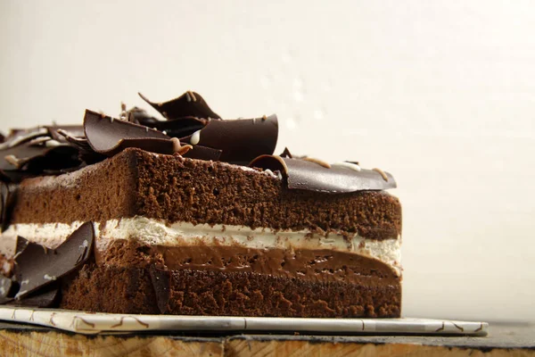 Browners Cake Met Geschoren Cocholaat Topping — Stockfoto