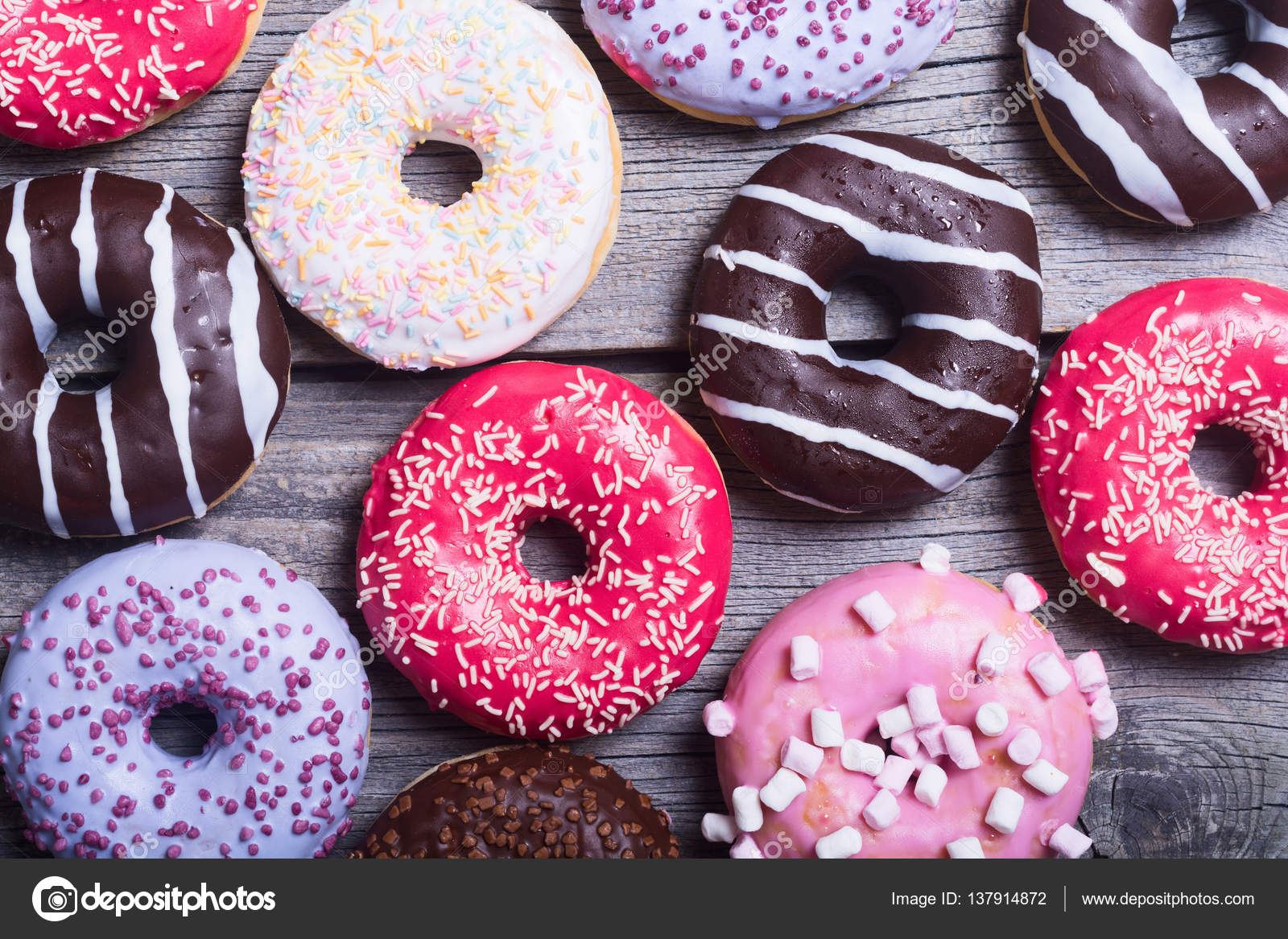 японские пончики в москве. пончик "карамельный". надпись "доставка пончиков". подушка в виде пончика. реклама пончиков.