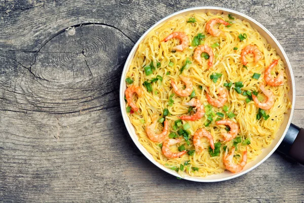Pasta with shrimps & tomato — Stock Photo, Image