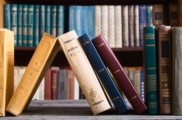Bücher in der Bibliothek — Stockfoto