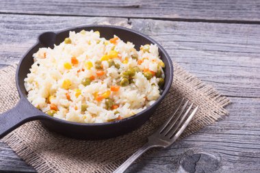 tavada kızarmış pilav