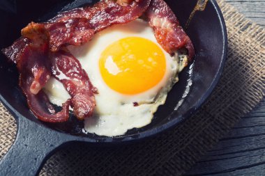 sahanda yumurta ile pan