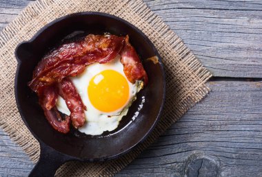 sahanda yumurta ile pan