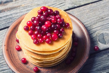 Bir yığın krep ile kızılcık