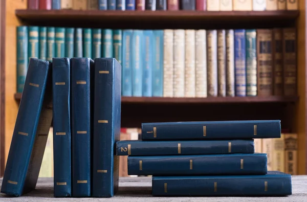 Livros antigos na biblioteca — Fotografia de Stock