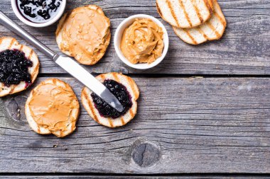 Fıstık ezmeli ve reçelli sandviç