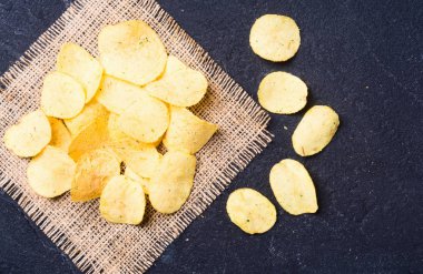 Çıtır patates cipsi.