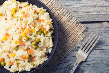 tavada kızarmış pilav