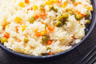 tavada kızarmış pilav