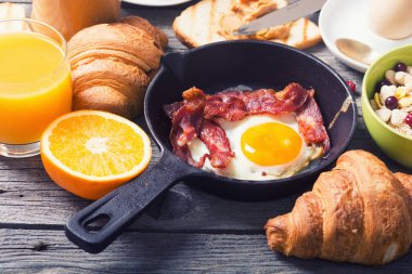 Sahanda yumurta dahil olmak üzere Kahvaltı