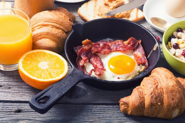 Breakfast including fried egg — Stock Photo, Image