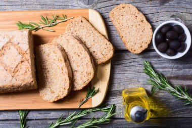 Dilimlenmiş ekmek zeytin ile