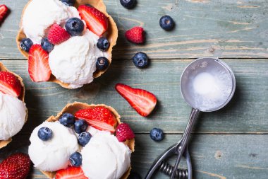 çilek vanilyalı dondurma