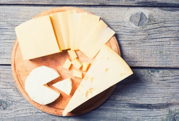 Вкусный сыр на столе — стоковое фото